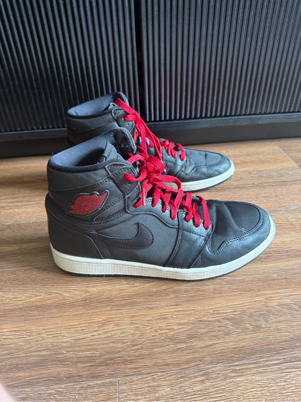 Jordan 1 retro high black satin gym red